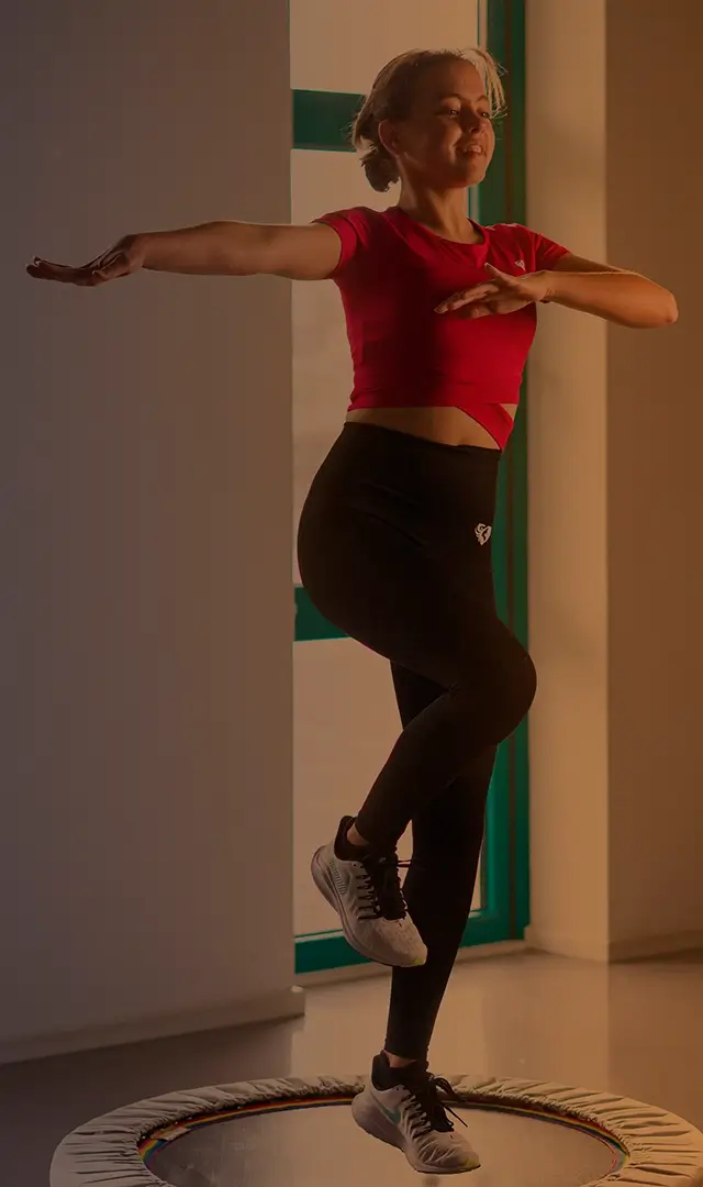 Frau beim Trampolin-Workout im Fitnessstudio – Bildsprache mit authentischer Markenwirkung