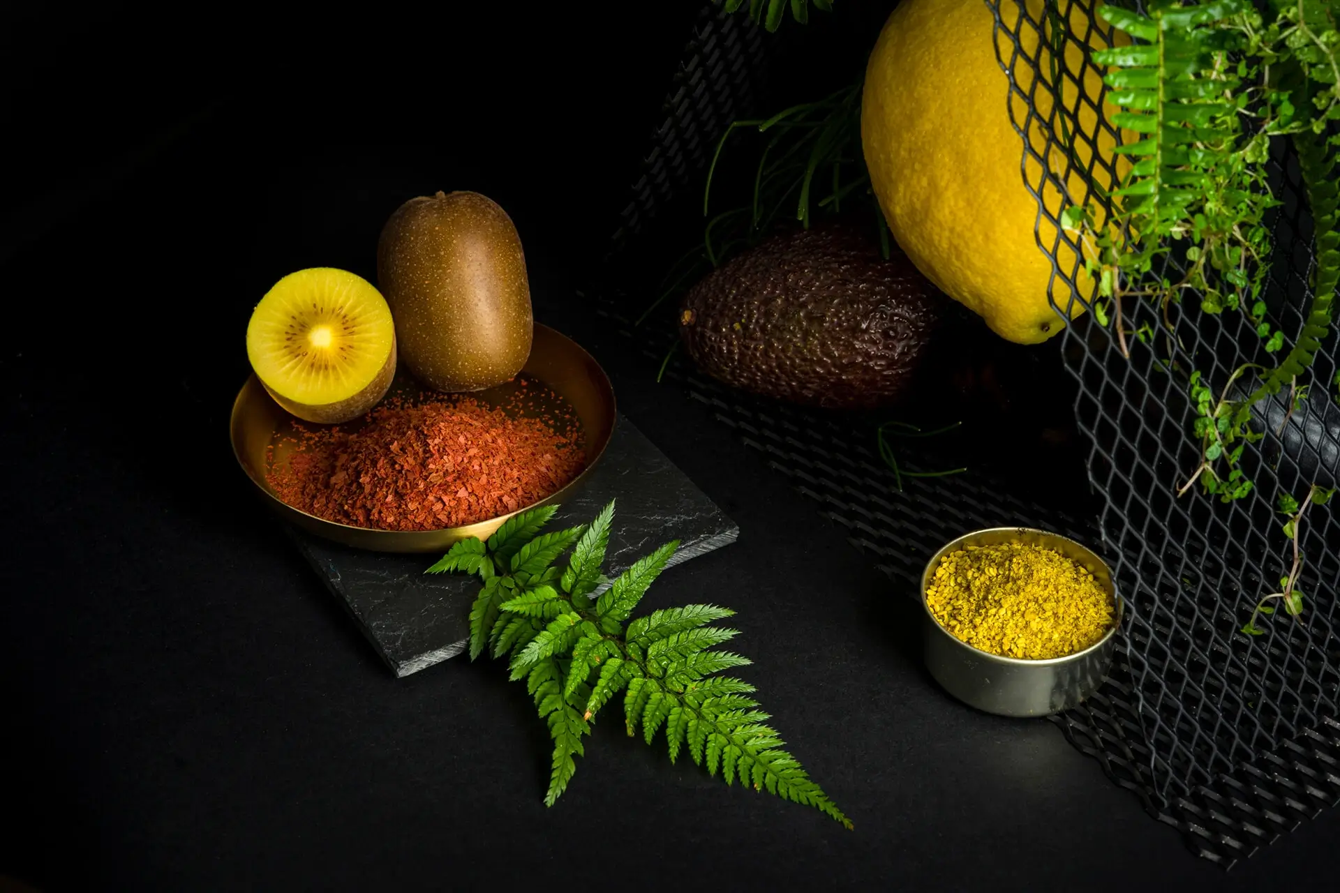 Ubena Moodbild mit exotischen Zutaten: Avocado, gelbe Kiwi und Zitrone im Mesh-Umfeld