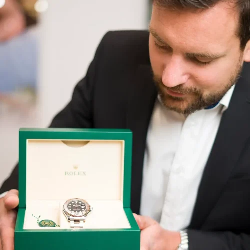 Juwelier zeigt Rolex-Luxusuhr im neuen Markenauftritt von Herbach