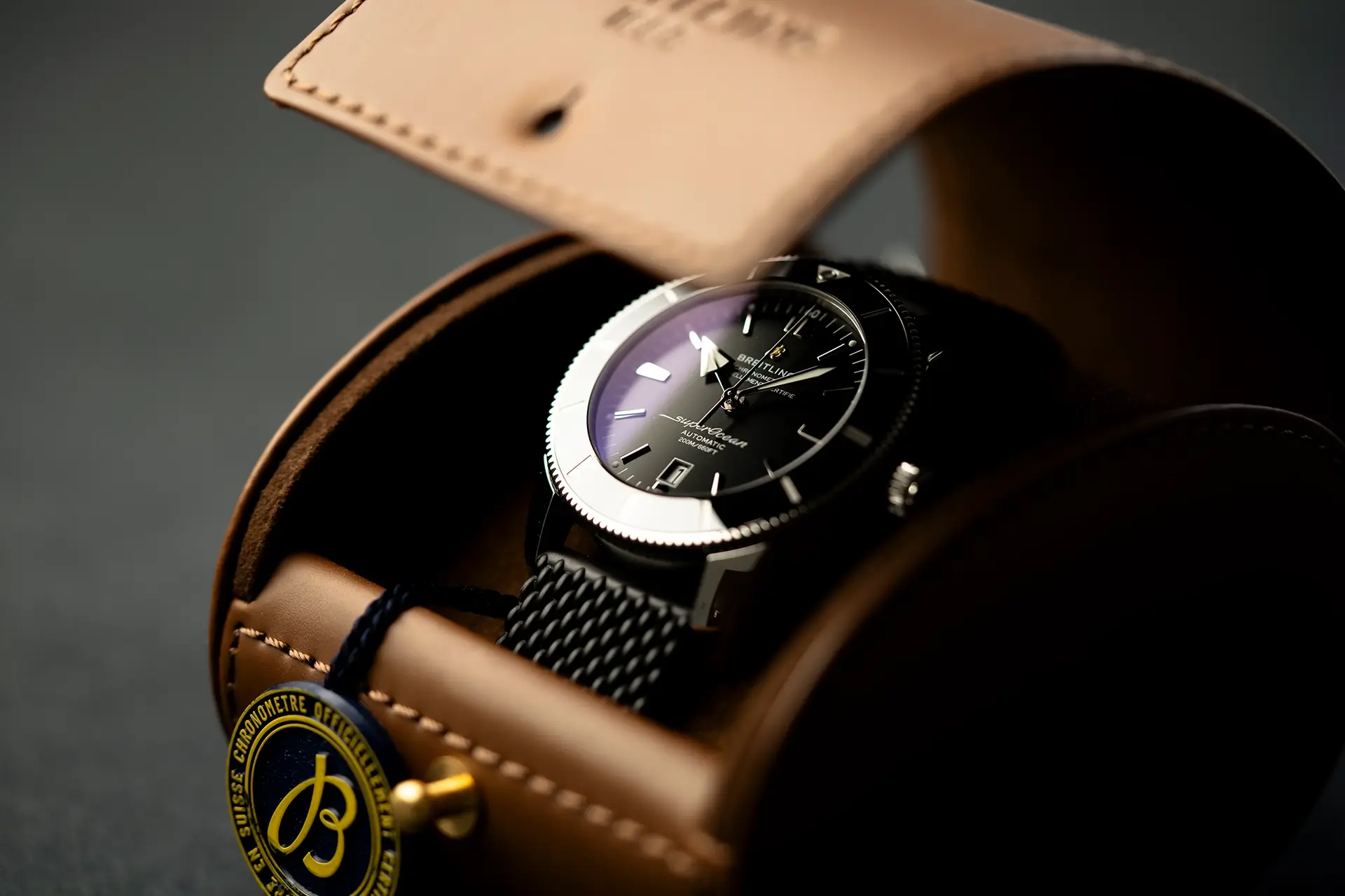 Nahaufnahme einer Breitling-Uhr – Fotografie für den Webshop von Herbach Juweliere in Kitzingen