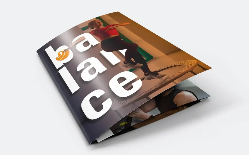 Titelmotiv der Imagebroschüre für Balance – Ihre Fitnesslounge, mit starkem Markenauftritt und dynamischer Bildsprache