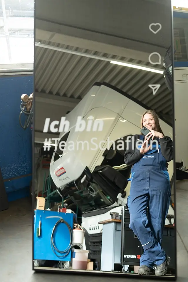 Azubi in Werkstatt – Spiegelgrafik mit #TeamSchäflein als Teil des neuen Corporate Designs