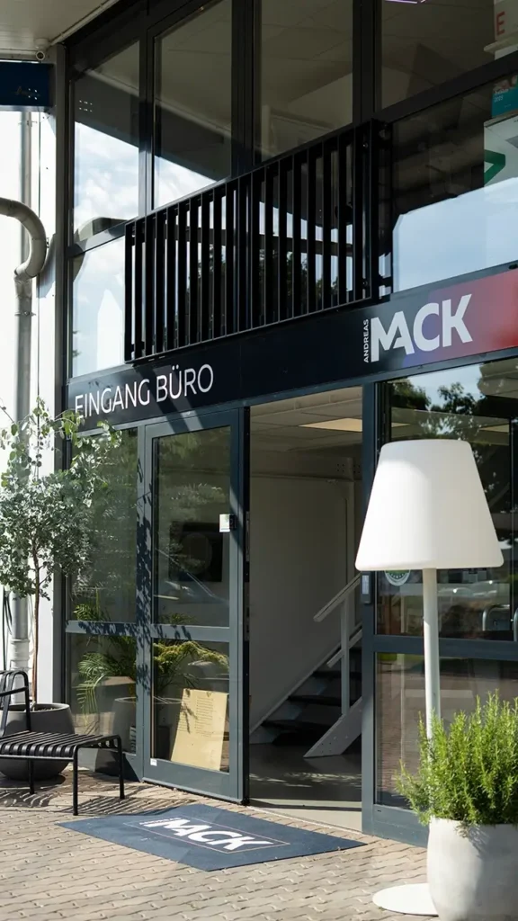 Firmeneingang von Mack Haustechnik mit neuem Corporate Design, Logo auf Fußmatte und Fassadengestaltung
