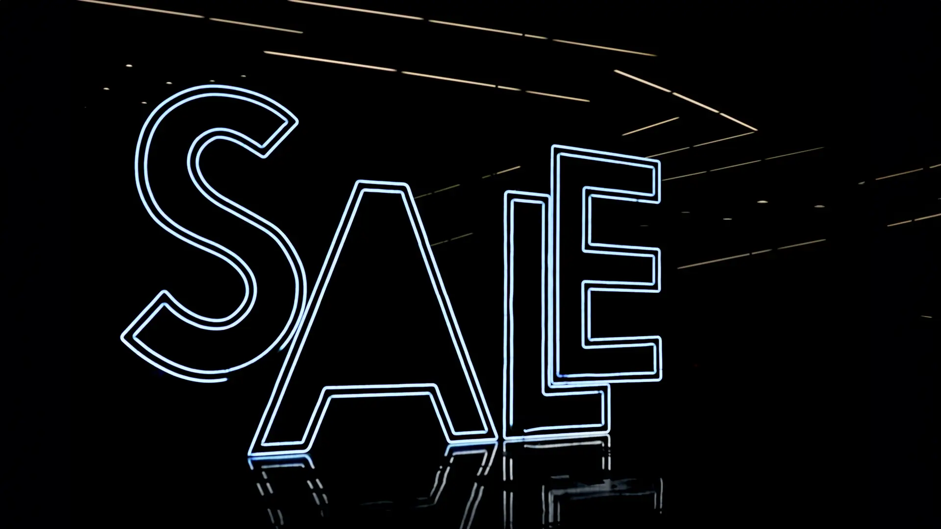 Neon-Schriftzug „SALE“ als Symbol für kurzlebige Werbung ohne markenspezifisches Design.