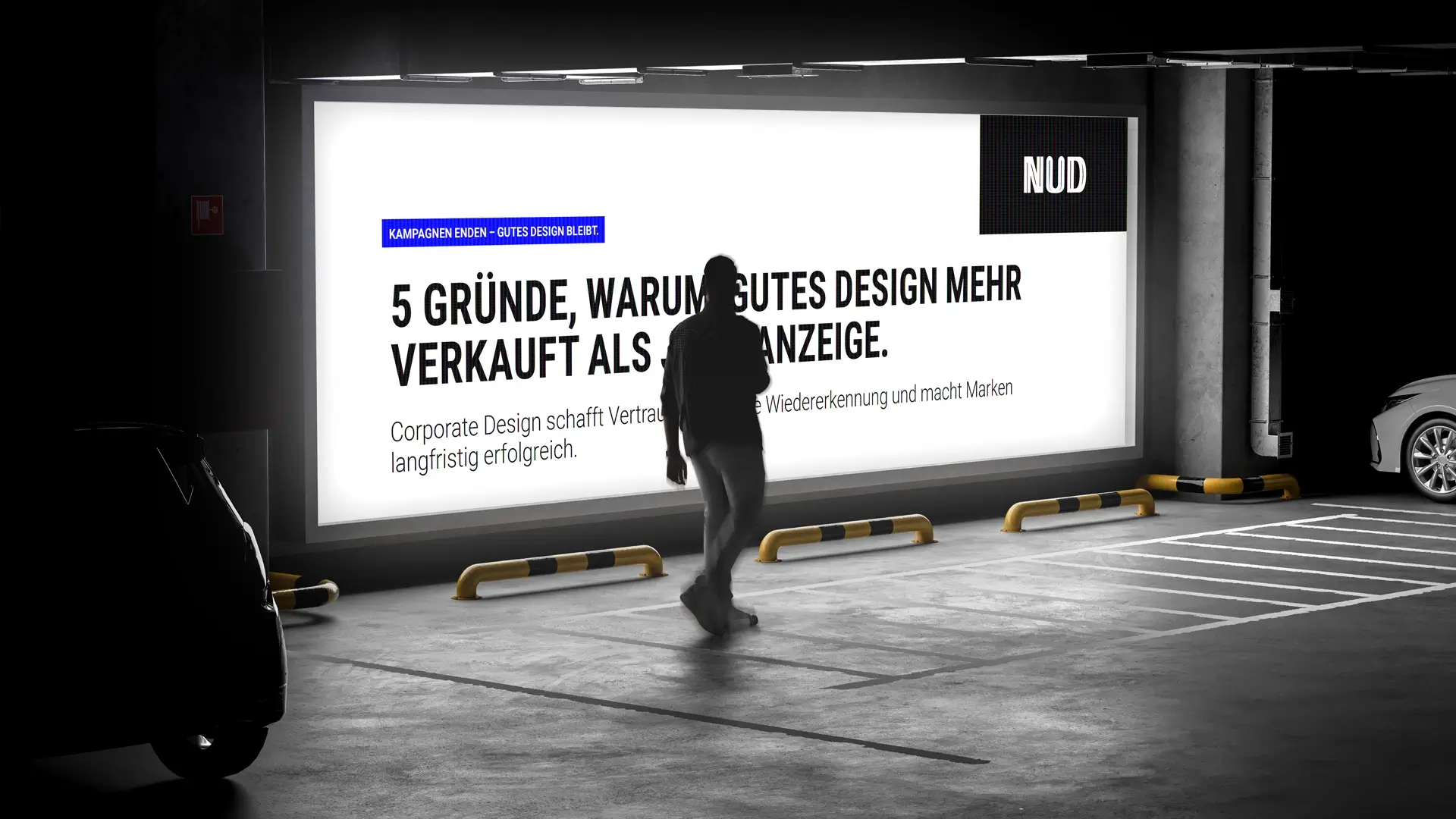 Mann geht an leuchtender Werbetafel mit der Aufschrift „5 Gründe, warum gutes Design mehr verkauft als jede Anzeige“ vorbei – Symbolbild für erfolgreiche Markenkommunikation durch Design.